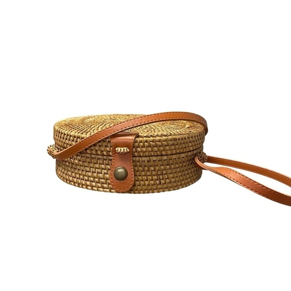 Rattan round small crossbody purse floral lining snap closure. - Picture 8 of 16